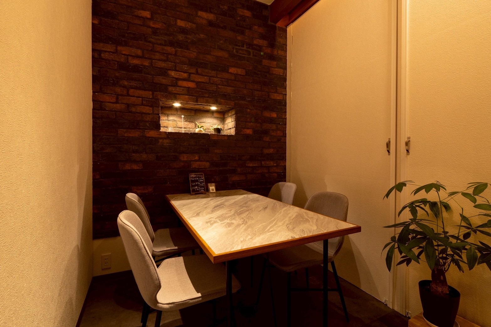 個室でのお食事風景